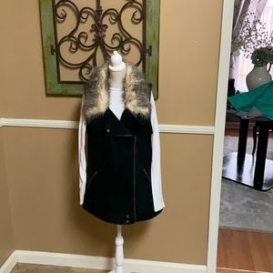 Sleeveless vest (shirt for display purpose only)